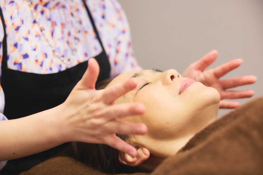 施術風景フェイシャル / ネック